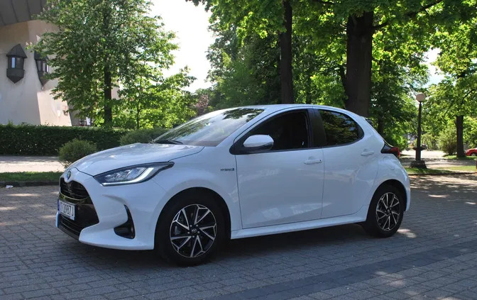 małopolskie Toyota Yaris cena 75900 przebieg: 22000, rok produkcji 2021 z Ostrzeszów